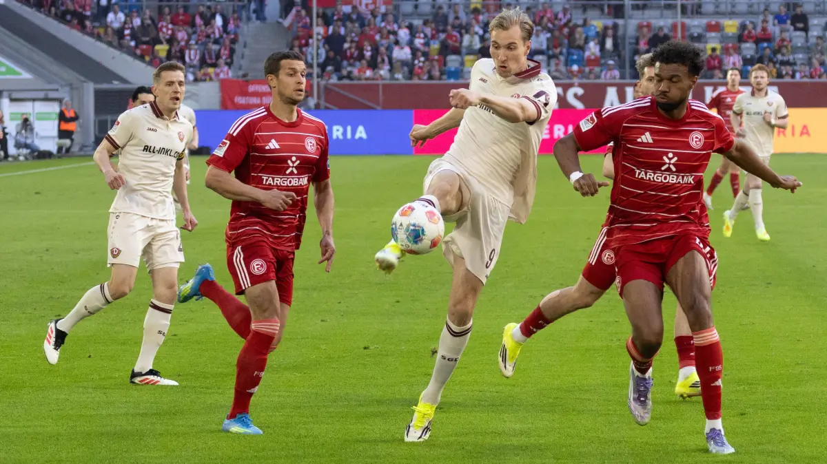 Düsseldorf, Deutschland 25. April 2026: 2. BL - 2025/2026 - Sp. 31 - Fortuna Düsseldorf gegen SG Dynamo Dresden Im Bild: v. li. im Zweikampf Konrad Faber SGD, Tim Oberdorf F95, Vincent Vermeij SGD und Elias Egouli F95 // DFL regulations prohibit any use of photographs as image sequences and/or quasi-video. // Merkur Spiel Arena Nordrhein Westfalen *** Düsseldorf, Germany 25 April 2026 2 BL 2025 2026 Sp 31 Fortuna Düsseldorf v SG Dynamo Dresden In the picture from left in duel Konrad Faber SGD , Tim Oberdorf F95 , Vincent Vermeij SGD and Elias Egouli F95 DFL regulations prohibit any use of photographs as image sequences and or quasi video Merkur Spiel Arena Nordrhein Westfalen Copyright: xFotostandx/xGörtzx