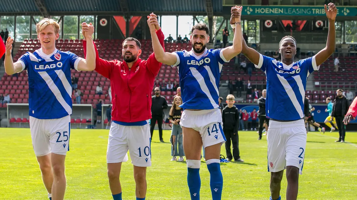 Osnabrück, Deutschland 26. April 2026: 3. Liga - 2025/2026 - Sp. 35 - Viktoria Köln gegen FC Energie Cottbus Im Bild: v.l. Ted Tattermusch Energie Cottbus, Tolcay Cigerci Energie Cottbus, Tolga Cigerci Energie Cottbus und King Manu Energie Cottbus feiern den Sieg /// DFB regulations prohibit any use of photographs as image sequences and/or quasi-video /// Sportpark Höhenberg Nordrhein Westfalen *** Osnabrück, Germany 26 April 2026 3 Liga 2025 2026 Sp 35 Viktoria Köln v FC Energie Cottbus Pictured from l Ted Tattermusch Energie Cottbus , Tolcay Cigerci Energie Cottbus , Tolga Cigerci Energie Cottbus and King Manu Energie Cottbus celebrate the win DFB regulations prohibit any use of photographs as image sequences and or quasi video Sportpark Höhenberg Nordrhein Westfalen Copyright: xFotostandx/xWeilandx