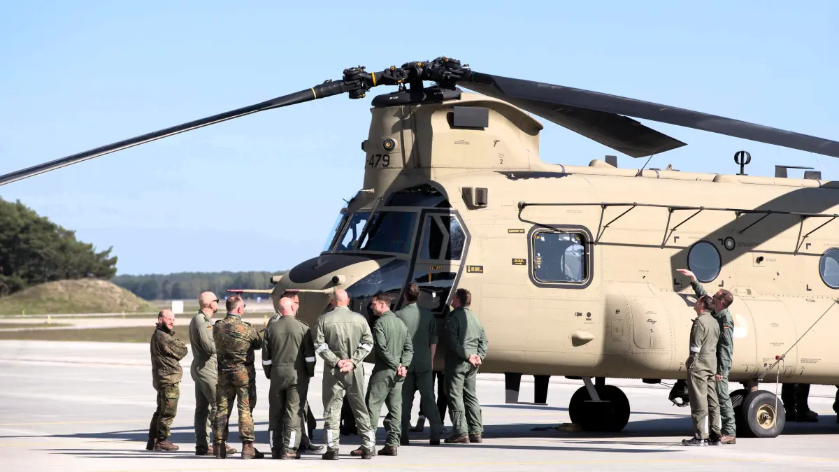 Die Übung nutzten die deutschen Bundeswehrangehörigen unter anderem dafür, um sich mit dem neuen Schweren Transporthubschrauber CH-47 vertrauter zu machen.