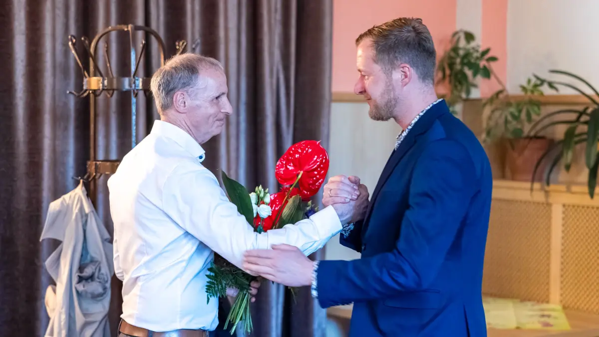 Bürgermeisterwahl Drebkau: Der alte und neue Bürgermeister der Stadt Drebkau, Paul Köhne (CDU, l) nimmt Glückwünsche von Martin Heusler (CDU), designierter Landrat des Landkreises Spree-Neiße, entgegen.