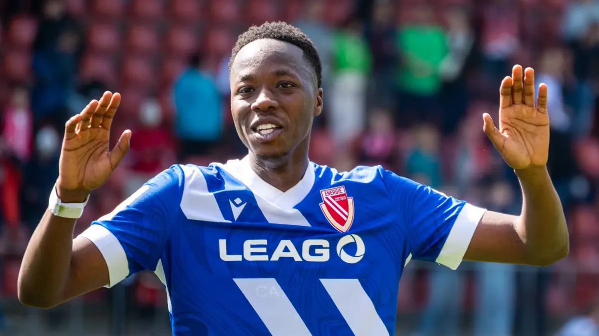 Deutschland: 3.Liga 2025/2026 - FC Viktoria Köln vs FC Energie Cottbus - 35. Spieltag - Sportpark Höhenberg-Stadion Köln: Siegesfeier, Reaktion, King Manu FC Energie Cottbus, 2 Freude, Emotionen, Jubel, Begeisterung, glücklich, feiern *** Germany 3 Liga 2025 2026 FC Viktoria Köln vs FC Energie Cottbus 35 Matchday Sportpark Höhenberg Stadion Köln Victory celebration, reaction, King Manu FC Energie Cottbus, 2 joy, emotions, jubilation, enthusiasm, happy, celebrate Copyright: xOrhanxHabashx