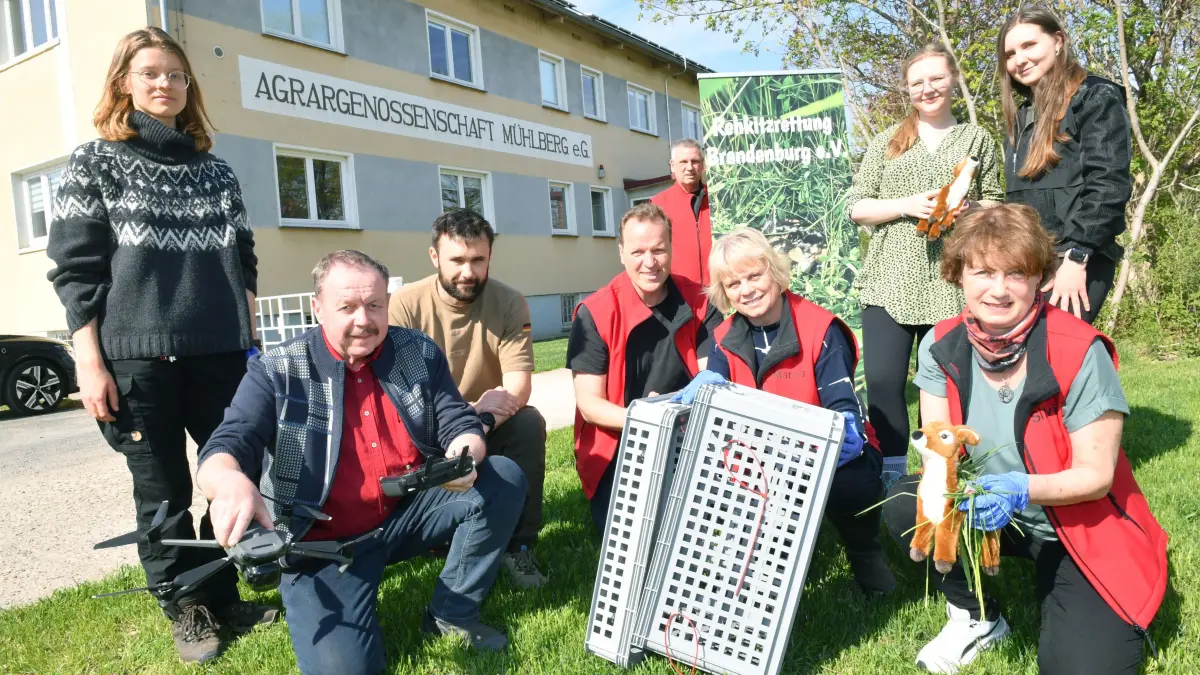 Das Leben von Reh-Babys soll mit gezielten Maßnahmen erhalten werden. Bei der Agrargenossenschaft Mühlberg fand eine Ausbildung statt. In der Bildmitte sind der Drohnenpilot und der 1. Vorsitzende des Vereins Frank Neumann und die Gründerin der Initiative Marina Neumann zu sehen. Rechts vorn mit dem Stofftier Ausbilderin Silvia Passow. Im Hintergrund Ausbilder Lutz Passow.