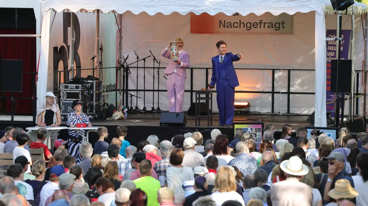 Im Mittelpunkt des Maifestes: die traditionelle Versteigerung von Fundus-Schätzen – in diesem Jahr erstmals mit Schauspieler Daniel Borgwardt am Auktionshammer.