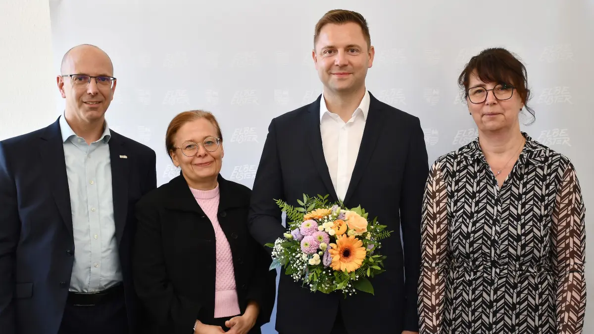 Erster offizieller Termin mit der Verwaltungsleitung in Herzberg: Roland Neumann, Susann Kirst, Landrat Marcel Schmidt mit Blumenstrauß und Anja Miersch (v. l.)