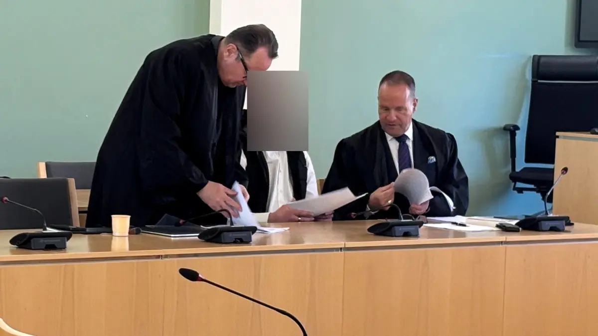 Landgericht Cottbus: Der junge Mann (Mitte) ist wegen versuchten Mordes angeklagt. Er soll eine Wohnung in Brand gesetzt haben, in der seine Ex-Freundin lebte. Neben ihm seine Anwälte.