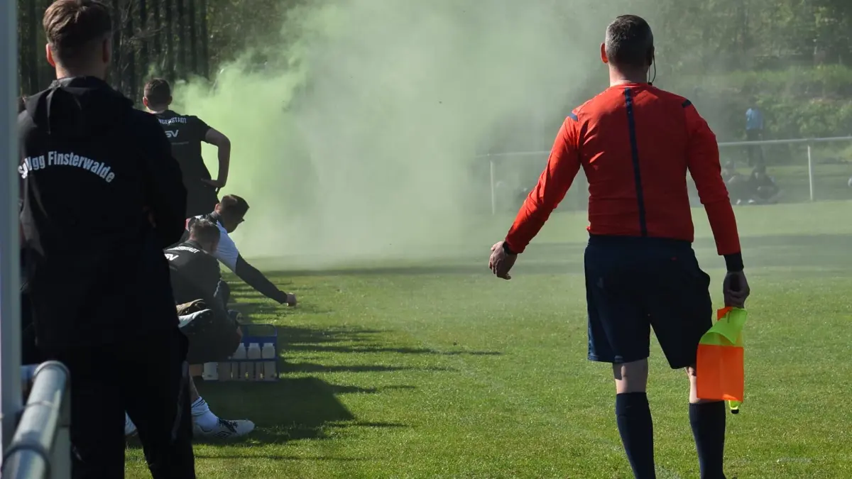 Rauchschwaden durch Pyrotechnik sollen nicht die einzigen Vorfälle während des Stadtderbys in Finsterwalde gewesen sein.