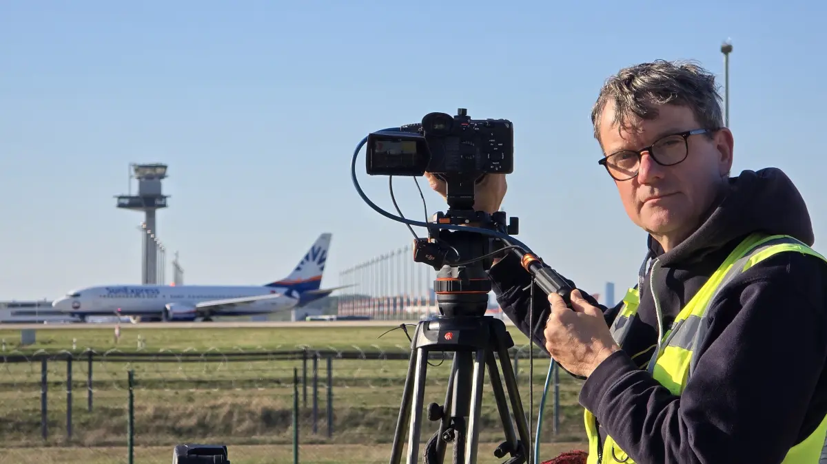 Thomas Job, steht hinter den Plane Spotter Accounts von Fluggesellschaft.de. Bei seinen Streams vom BER schauen tausende zu