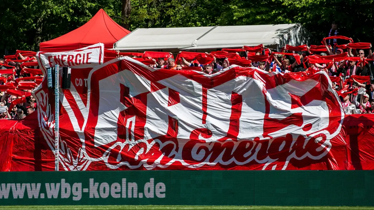 3. Liga - 2025/2026 - Sp. 35 - Viktoria Koeln gegen FC Energie Cottbus: Köln, Deutschland 26. April 2026:
3. Liga - 2025/2026 - Sp. 35 - Viktoria Köln gegen FC Energie Cottbus
Im Bild: Fanblock Energie Cottbus
/// DFB regulations prohibit any use of photographs as image sequences and/or quasi-video ///