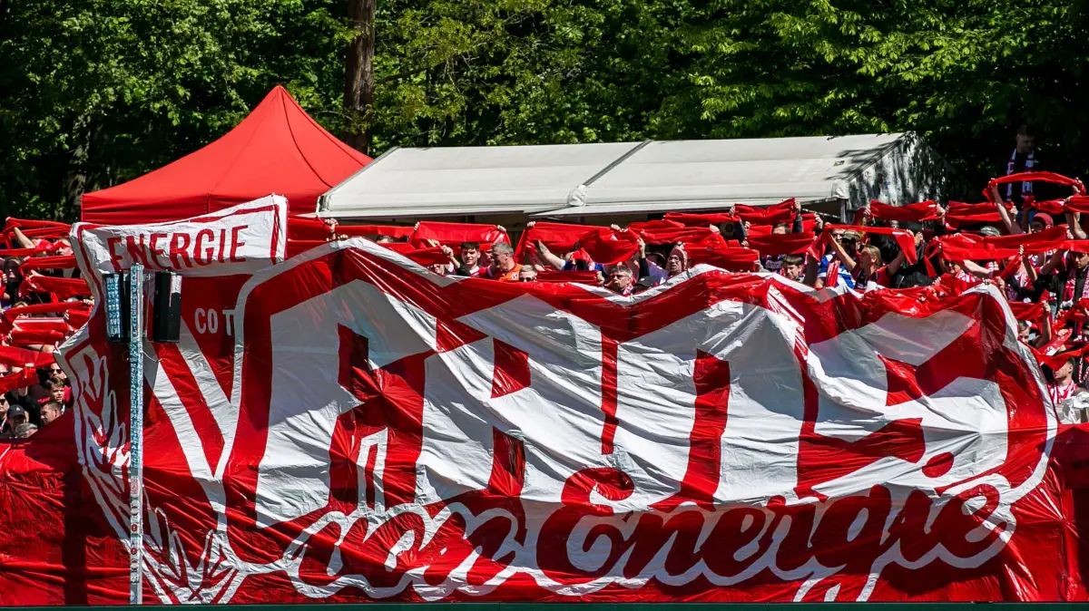3. Liga - 2025/2026 - Sp. 35 - Viktoria Koeln gegen FC Energie Cottbus: Köln, Deutschland 26. April 2026:
3. Liga - 2025/2026 - Sp. 35 - Viktoria Köln gegen FC Energie Cottbus
Im Bild: Fanblock Energie Cottbus
/// DFB regulations prohibit any use of photographs as image sequences and/or quasi-video ///