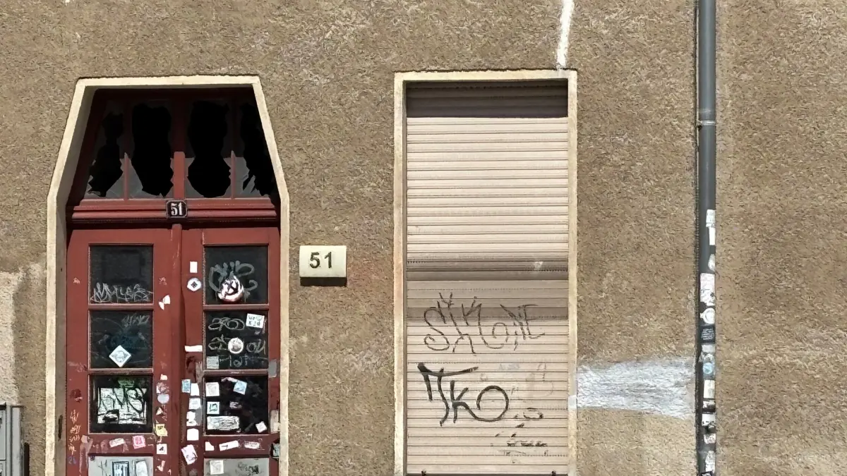 In der Nacht vom 26. auf den 27. April 2026 wurde im Cottbuser Wohnhaus „WK51” eine Rauchbombe gezündet. Aufgrund einer Vielzahl vorheriger Vorfälle geht die Initiative Sichere Orte Südbrandenburg von einer politisch motivierten Tat aus.