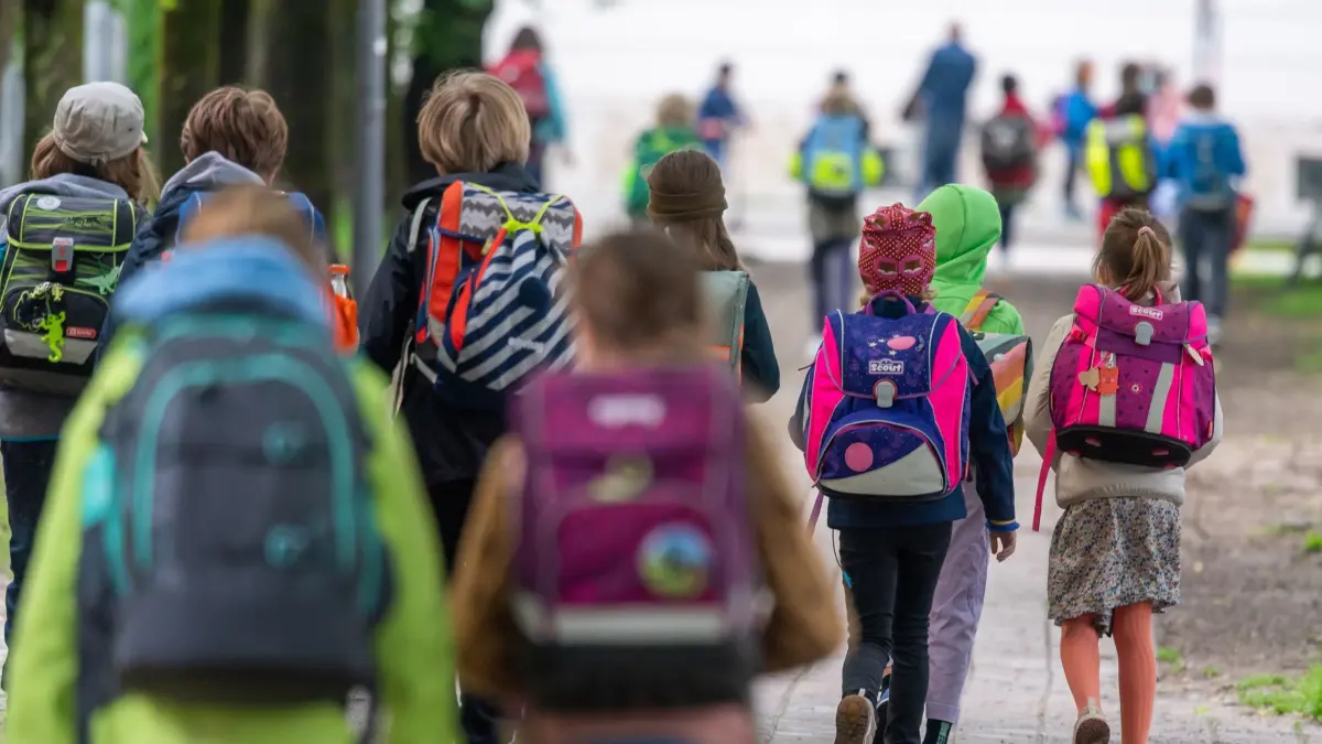 ARCHIV - 07.06.2021, Bayern, München: Schulkinder gehen am Montagmorgen nach den Pfingstferien wieder in die Schule. Bayerns Kommunen haben die verfügbaren Fördergelder des Bundes für den Ausbau der Ganztagsbetreuung für Grundschulkinder zum überwiegendenden Teil nicht abberufen. (zu lby: «Bayerns Kommunen verzichten auf Millionenförderung für Ganztagsausbau») Foto: Peter Kneffel/dpa +++ dpa-Bildfunk +++