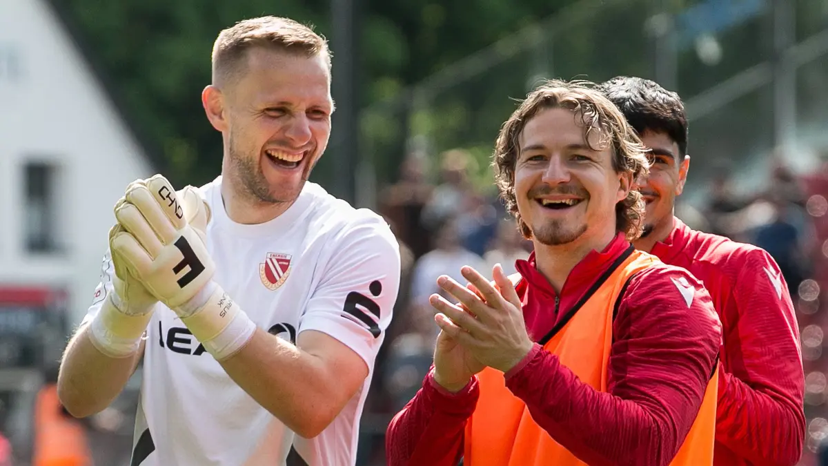 Köln, Deutschland 26. April 2026: 3. Liga - 2025/2026 - Sp. 35 - Viktoria Köln gegen FC Energie Cottbus Im Bild: v.l. Torhueter Marius Funk Energie Cottbus, Jonas Hofmann Energie Cottbus und Can Moustfa Energie Cottbus /// DFB regulations prohibit any use of photographs as image sequences and/or quasi-video /// Sportpark Höhenberg Nordrhein Westfalen *** Cologne, Germany 26 April 2026 3 Liga 2025 2026 Sp 35 Viktoria Köln v FC Energie Cottbus Pictured from l Goalkeeper Marius Funk Energie Cottbus , Jonas Hofmann Energie Cottbus and Can Moustfa Energie Cottbus DFB regulations prohibit any use of photographs as image sequences and or quasi video Sportpark Höhenberg Nordrhein Westfalen Copyright: xFotostandx/xWeilandx