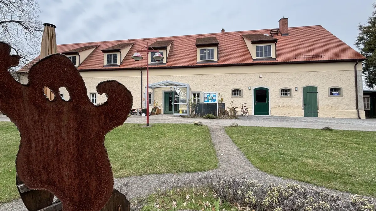 Überall auf dem Gelände am Gutshof von Schwarzbach geistern sie herum: die Schlossgeister. Der ehemalige Pferdestall beherbergt seit mehr als 20 Jahren die gleichnamige Kita.