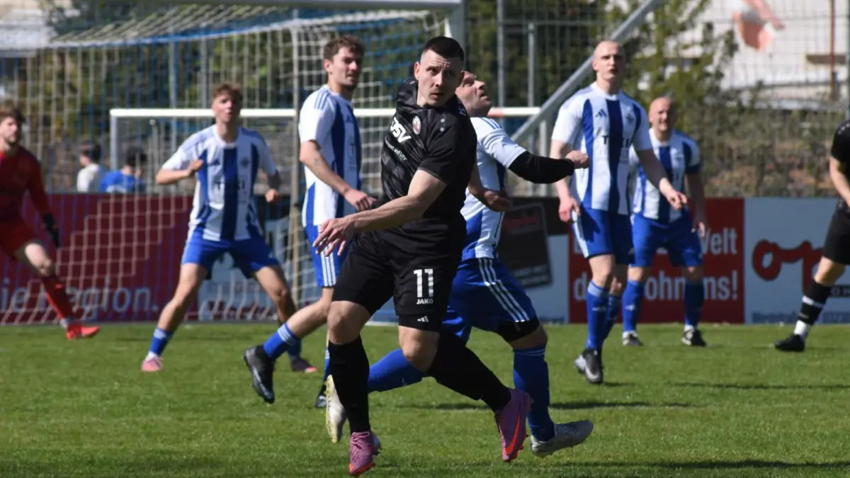 Justin Schumann (Nummer 11) vom FC Sängerstadt beendete mit seinem Tor im Stadtderby gegen die Spielvereinigung Finsterwalde zwei schwarze Serien seiner Mannschaft.
