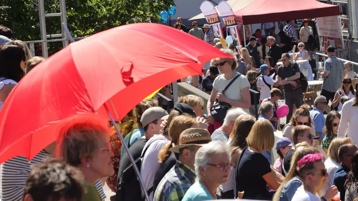 Dichtes Gedränge und beste Stimmung auf dem Theaterhof der Neuen Bühne in Senftenberg – rund 3000 Besucher werden auch in diesem Jahr zum Maifest erwartet.