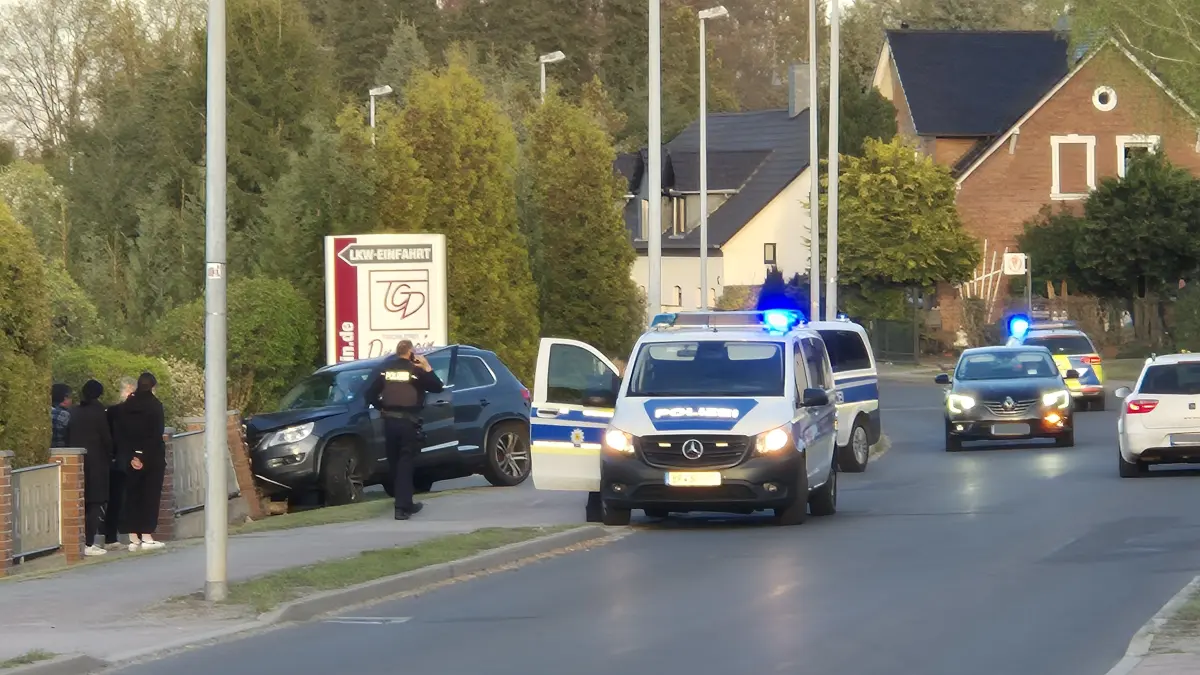 In einer Grundstücksmauer in Krauschwitz endet eine rasante Verfolgungsjagd mit der Polizei.