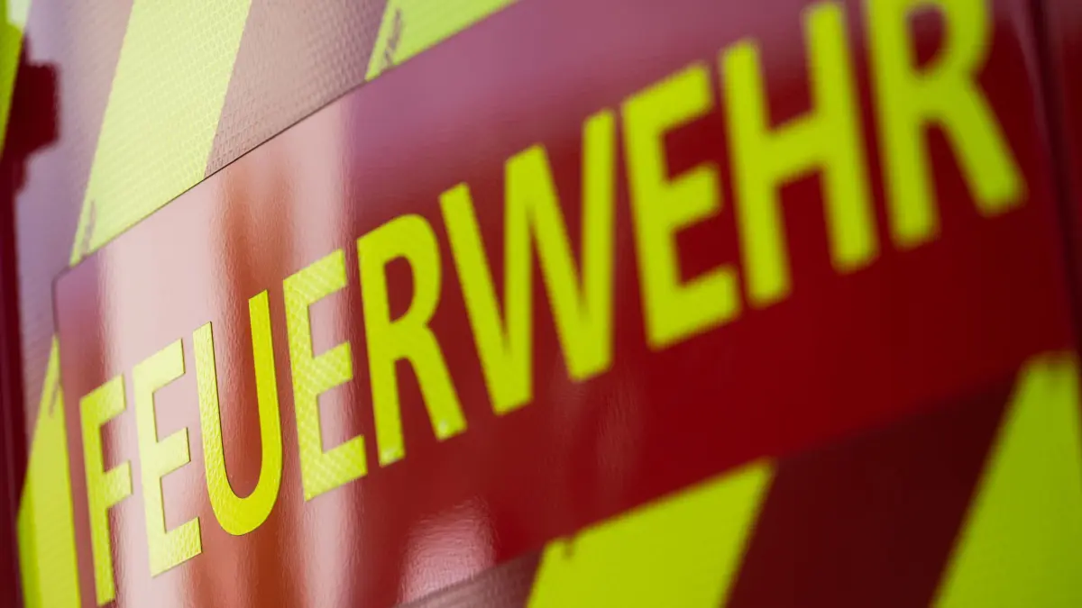 Feuerwehr: ILLUSTRATION - 08.11.2023, Baden-Württemberg, Stuttgart: Ein Einsatzfahrzeug der Feuerwehr. (zu dpa: «Mensch bei Explosion in Wohnung verletzt») Foto: Marijan Murat/dpa +++ dpa-Bildfunk +++