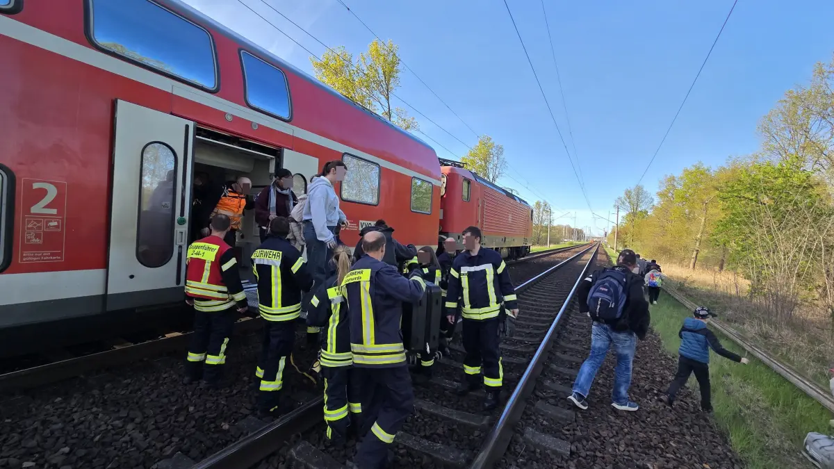 Kurz hinter dem Bahnhof Elsterwerda mussten die Reisenden in Richtung Dresden aus dem Zug geholt werden.