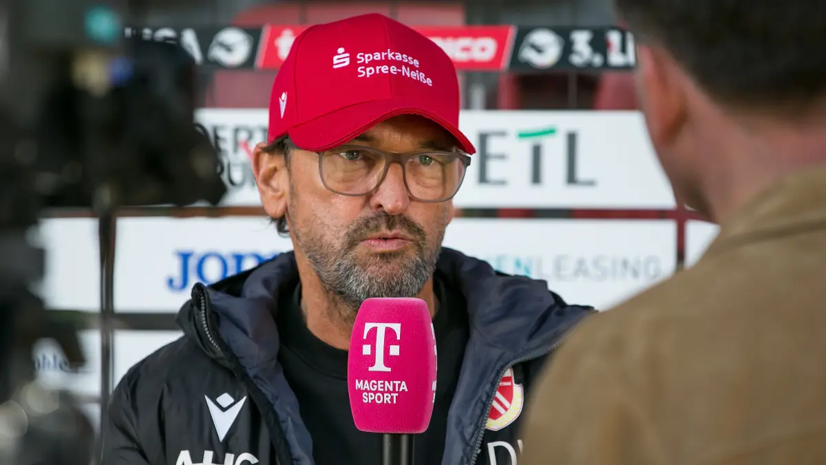 3. Liga - 2025/2026 - Sp. 35 - Viktoria Koeln gegen FC Energie Cottbus: Köln, Deutschland 26. April 2026:
3. Liga - 2025/2026 - Sp. 35 - Viktoria Köln gegen FC Energie Cottbus
Im Bild: Trainer Claus-Dieter Wollitz (Energie Cottbus)
/// DFB regulations prohibit any use of photographs as image sequences and/or quasi-video ///