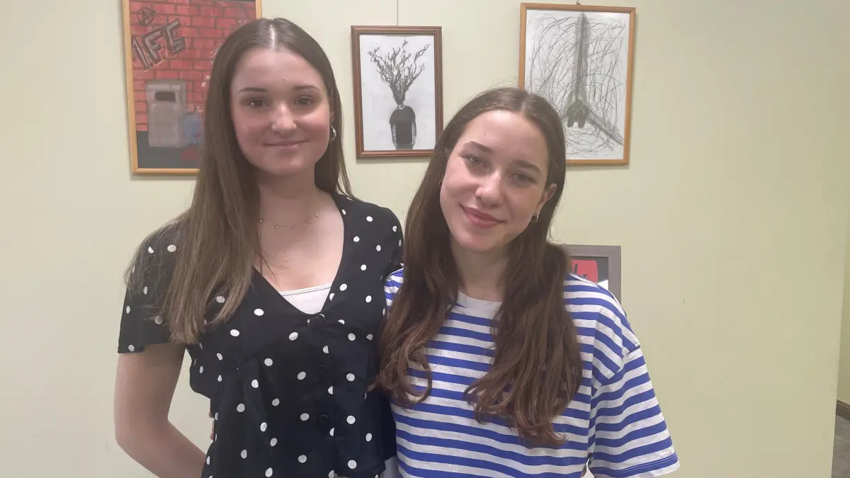 Die Abiturientinnen Abby und Hannah vom Sängerstadt-Gymnasium in Finsterwalde reflektieren sehr genau ihr eigenes Smartphone-Nutzungsverhalten.