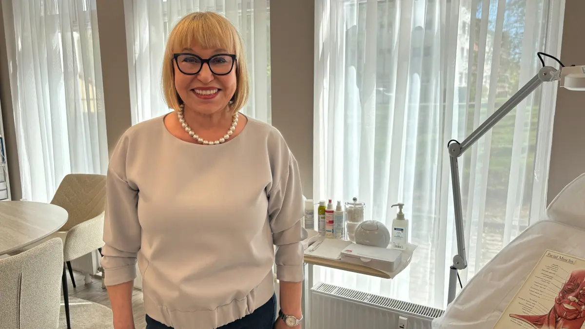 Ärztin Irena Chylarecki in ihrer Privatpraxis in der Kirchstraße 34 in Bad Muskau. Seit April 2026 bietet sie hier Behandlungen und Beratung an im Bereich Präventivmedizin, Lympherkrankungen, ästhetische Behandlungen und betriebliches Gesundheitsmanagement.