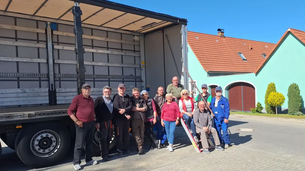 Ohne sie läuft nichts: Mitglieder des Traditionsvereins Feuerwehr Lauchhammer-Ost bereiten das Dorfplatzfest in Lauchhammer-Ost vor. Rund 40 gehören zum Verein – doch der Nachwuchs fehlt.