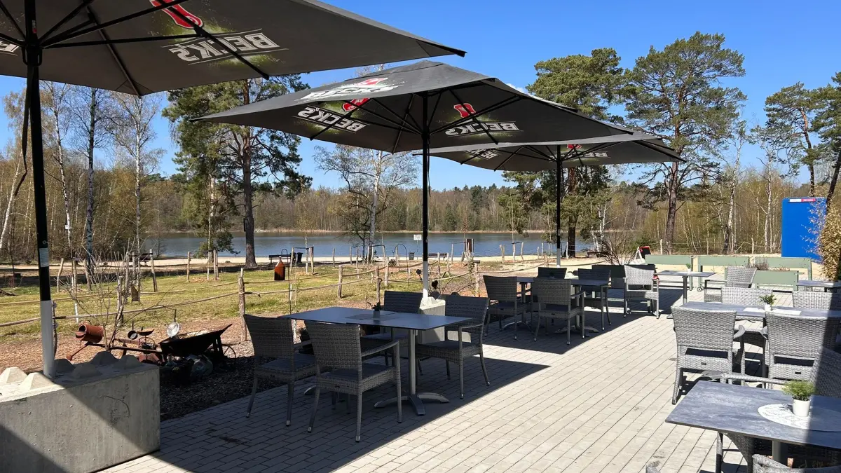 Von der Terrasse des Ostufer aus können die Besucher und Besucherinnen direkt auf den Deulowitzer See blicken.