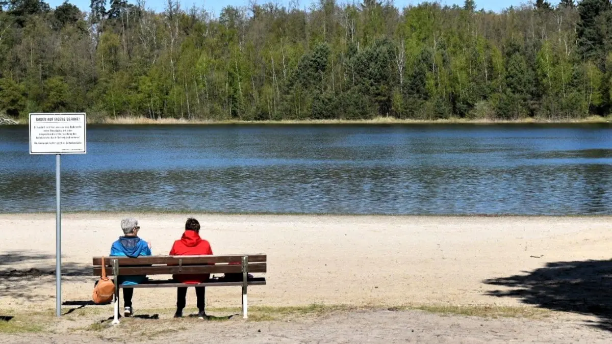 Die ersten Gäste genießen die Sonnenstrahlen am Deulowitzer See bei Guben. Derweil macht sich das Restaurant Ostufer fit für die neue Saison.