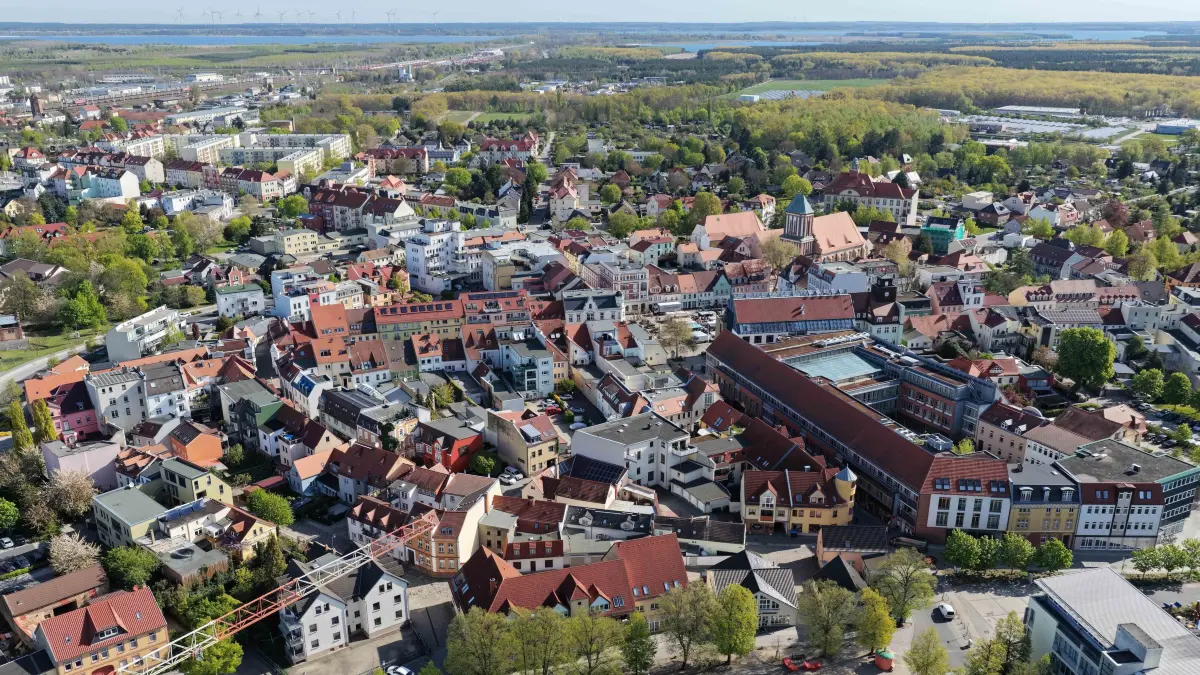 Luft Stadt Senftenberg: Luftaufnahme vom 28. April 2026
Blick auf die Stadt Senftenberg vom Neumarkt aus.
Am Neumarkt entstehen derzeit 76 Wohnungen für Senioren mit einer Wohnfläche von 49 -63 Quadratmetern. Alle mit Balkon oder Logia. Laut Baustellenschild ist die Eröffnung für Sommer 2027 vorgesehen.