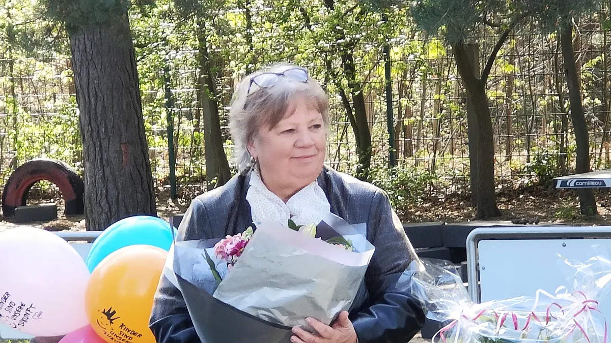 Einen Abschied mit Blumen und Luftballons gab es für Carola Wenzel in der Kita Spielparadies in Hoyerswerda.