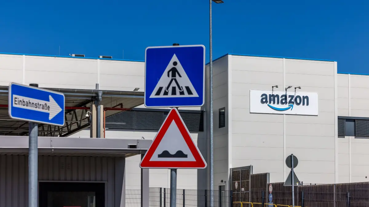 Blick auf das Gebäude des neuen Amazon-Verteilzentrums während eines Pressetermins. Amazon baut sein Logistiknetz in Brandenburg aus: In Cottbus und Dahlewitz an der Berliner Stadtgrenze eröffnet der Online-Versandhändler zwei neue Verteilzentren. Dort werden die ankommenden Pakete entladen, sortiert und für die Auslieferung an die Kunden auf Zustellfahrzeuge verteilt.
