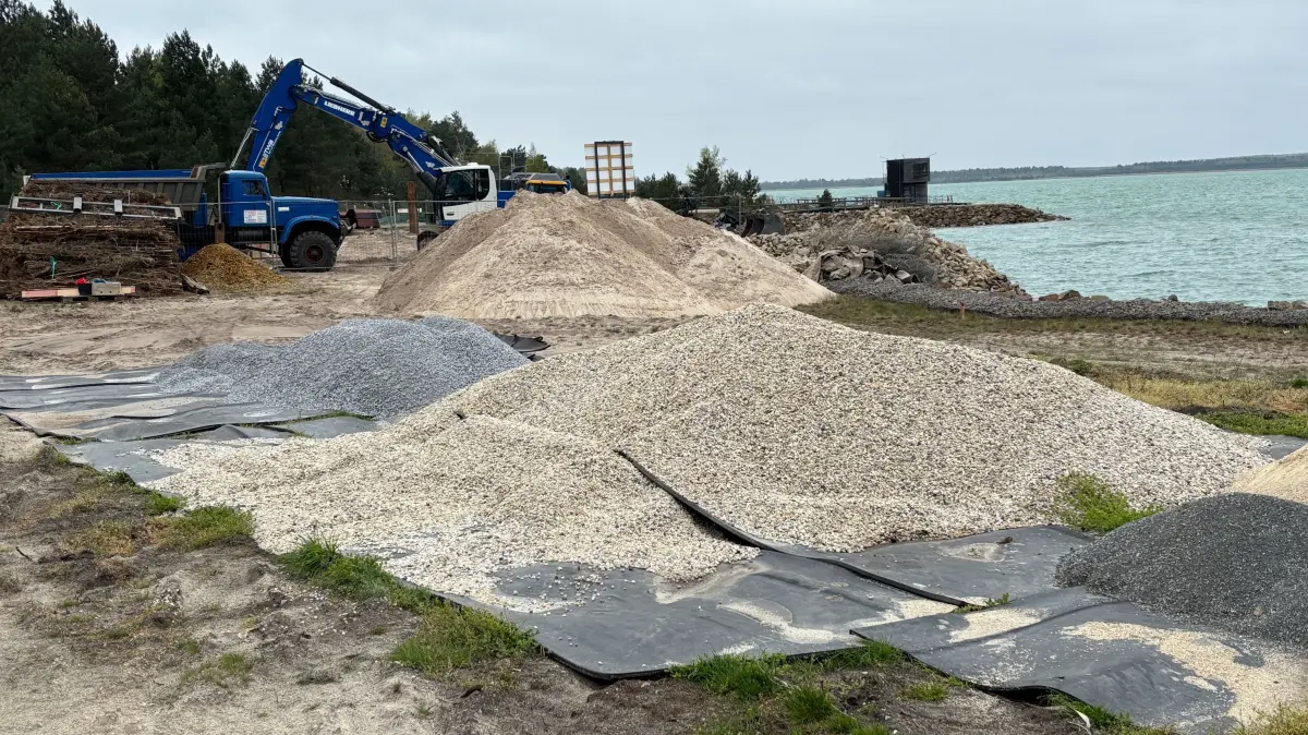 Impression von der Baustelle des Provisoriums bezüglich des künftigen Schiffsanlegers am Partwitzer See. Im Hintergrund ist das schwimmende Haus zu sehen.