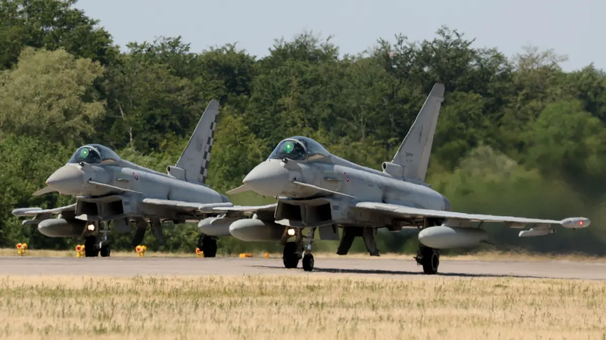 Zwei Eurofighter bei Start für eine Übung der Bundeswehr. Auch der Kampfjet wird bei der ILA 2026 am BER zu sehen sein. (Archivbild)