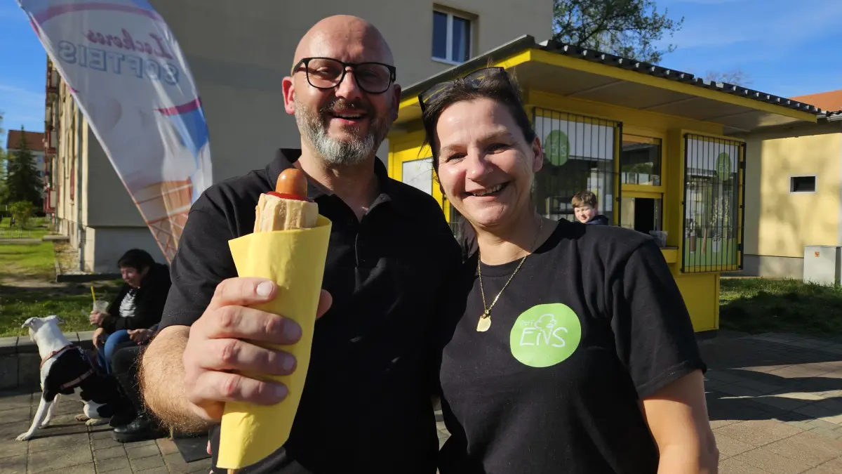 Barnabás und Sandra Krizsó vor ihrem gelben Kiosk im WK I: Mit Softeis und Hotdogs haben sie den einstigen Zeitungskiosk in einen beliebten Treffpunkt verwandelt.