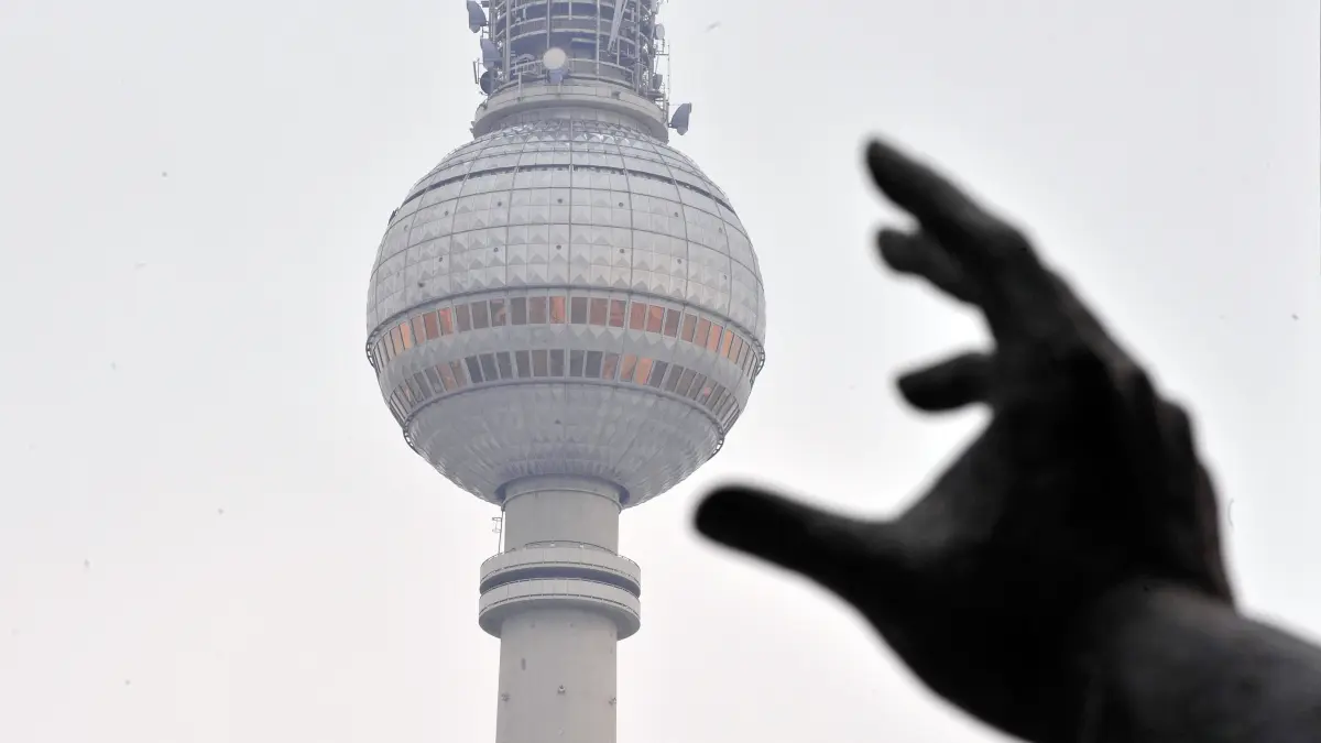 Ein beliebtes Fotomotiv ist verschwunden. Das Bauarbeiter-Denkmal von Gerhard Thieme blickt nun auf ein ganz anderes Gebäude. Hat etwas das Landesdenkmalamt etwas übersehen? (Archivbild)