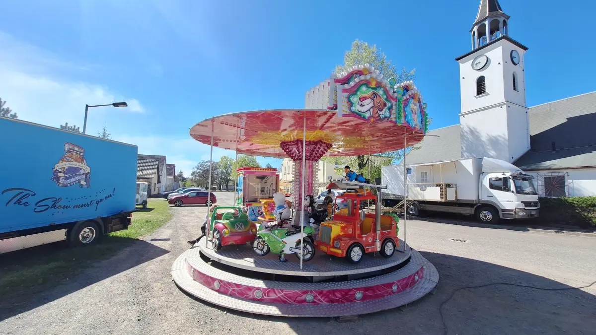 Bunt und familienfreundlich: Das Dorfplatzfest in Lauchhammer-Ost bietet auch für Kinder Unterhaltung – etwa mit Karussell und Programm am Nachmittag.