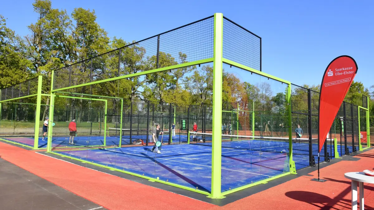 Vier neue Spielplätze in Elsterwerda feierlich eingeweiht - Eine neue Padel- Anlage mit zwei Plätzen und zwei Pickle- Tennis- Plätze im Außen- und Innenbereich der Bestimmung übergeben : Vier neue Spielplätze in Elsterwerda feierlich eingeweiht - Eine neue Padel- Anlage mit zwei Plätzen und zwei Pickle- Tennis- Plätze im Außen- und Innenbereich der Bestimmung übergeben
- Die neue Padel- Anlage mit zwei Plätzen