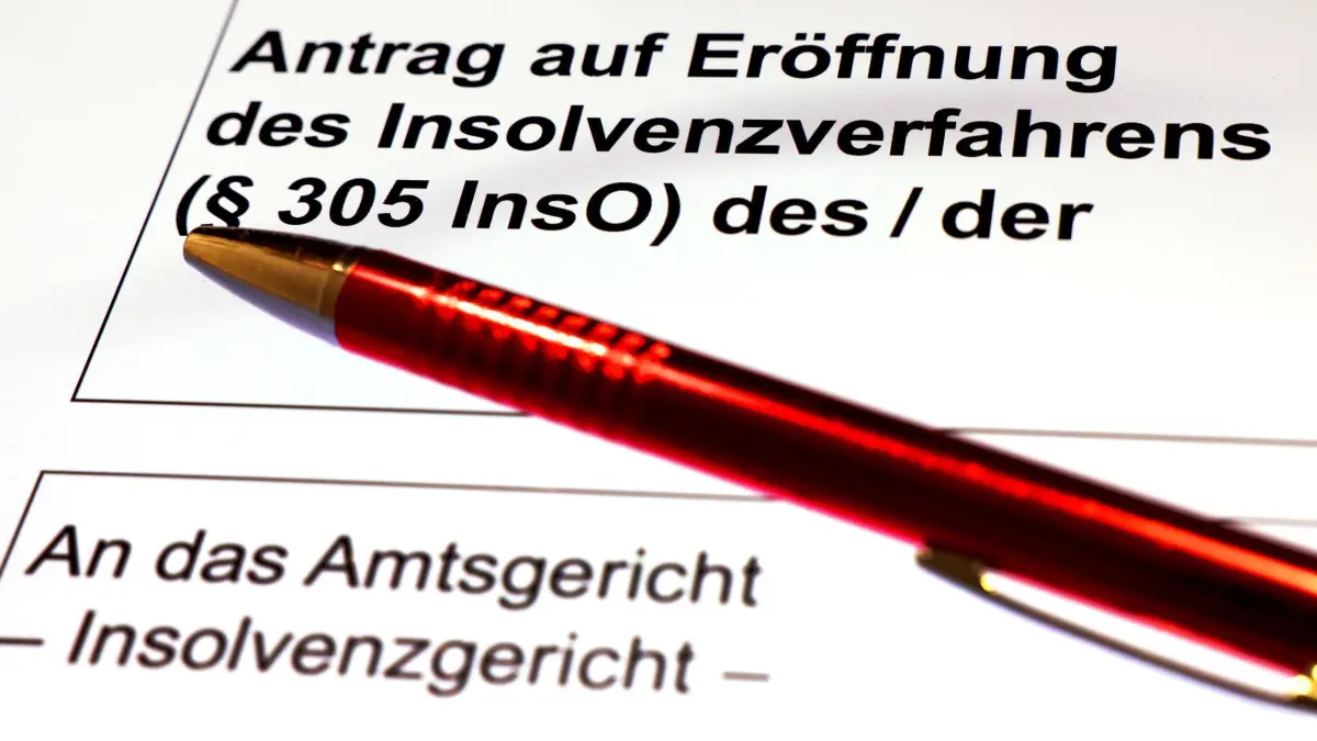 Insolvenzverfahren: ILLUSTRATION - 13.03.2024, Nordrhein-Westfalen, Köln: ILLUSTRATION - Ein Kugelschreiber liegt auf dem Formular für einen Insolvenzantrag. (zu dpa: «Möbelhersteller Interlübke stellt Insolvenzantrag») Foto: Oliver Berg/dpa +++ dpa-Bildfunk +++