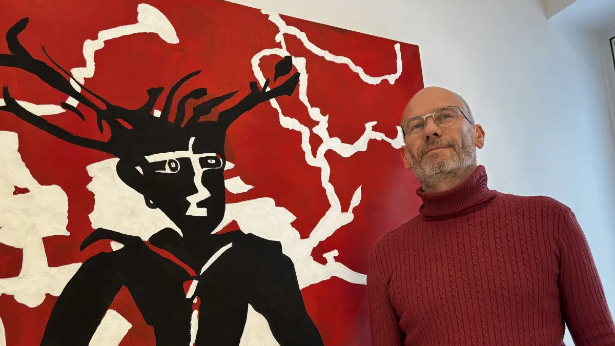 Chris Hinze vor seinem Bild "Übergang" Acryl auf Leinwand von 2025