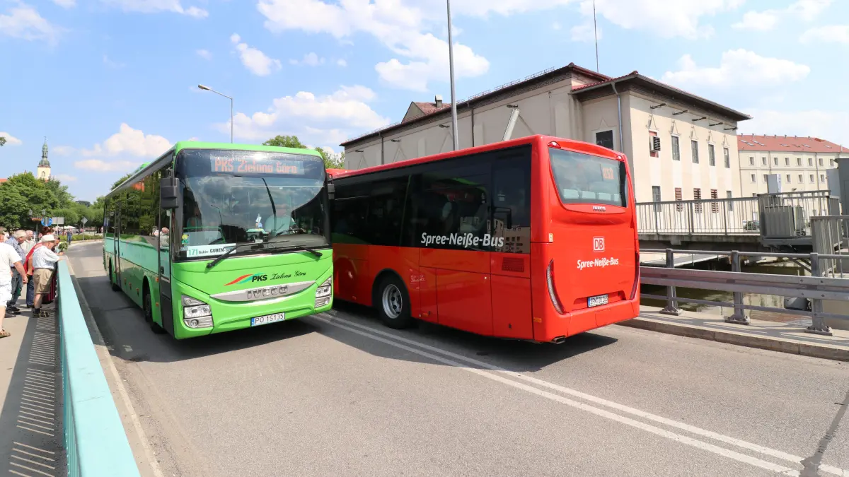 HANDOUT - 08.06.2018, Deutschland/Polen, Guben/Gubin: Auf der Grenzbrücke stehen ein deutscher und ein polnischer Bus. Die Buslinie wird von der DB Regio Bus Ost und dem polnischen Verkehrsbetrieb PKS Zielona Gora betrieben. (zu "Guben und Gubin mit grenzüberschreitender Buslinie verbunden" vom 08.06.2018) Foto: Bernhard Schulz/Stadt Guben/dpa - ACHTUNG: Nur zur redaktionellen Verwendung im Zusammenhang mit der aktuellen Berichterstattung und nur mit vollständiger Nennung des vorstehenden Credits +++ dpa-Bildfunk +++