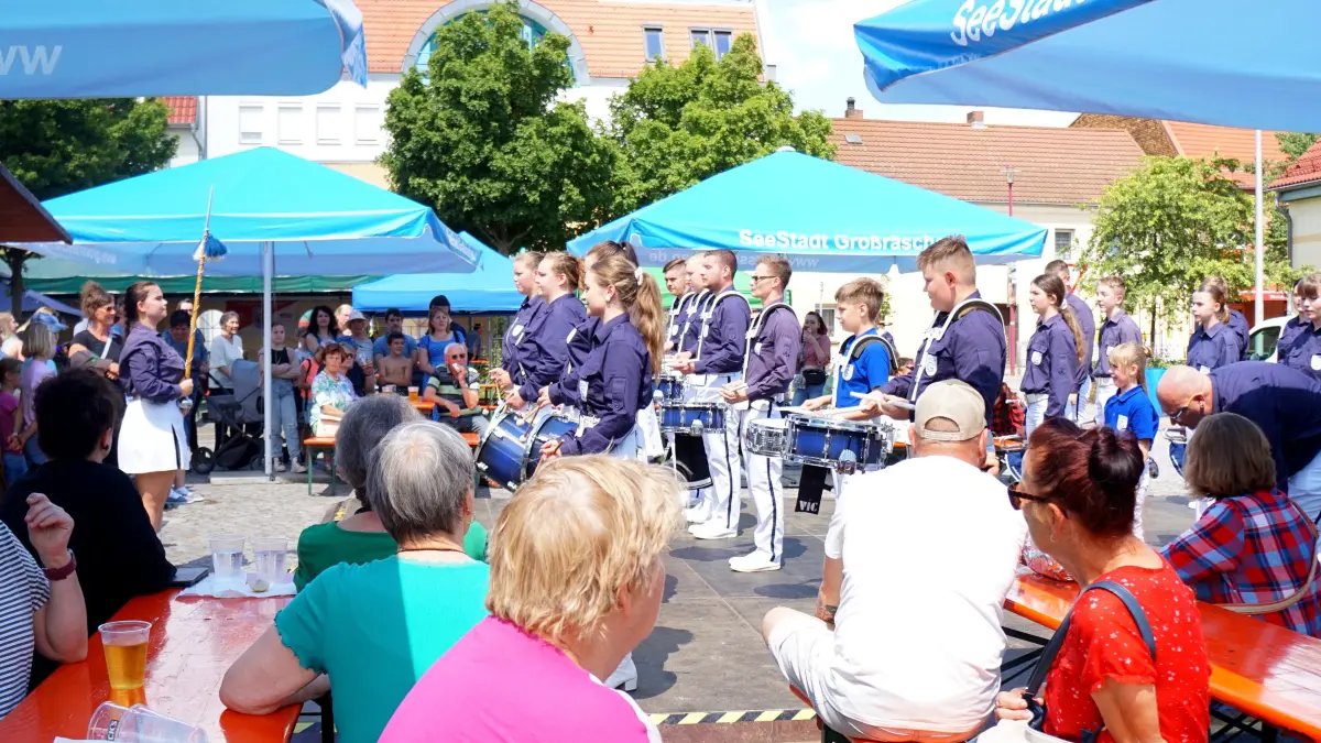 Das Stadtfest in Großräschen zieht Einwohner und Gäste gleichermaßen auf den Marktplatz. Hier eröffnet traditionell der Fanfarenzug der Stadt (hier im Jahr 2024) gemeinsam mit dem Bürgermeister das Feier-Wochenende.