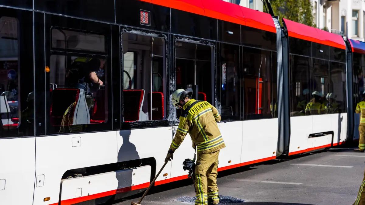 In Cottbus kam es zu einem Unfall zwischen einer Straßenbahn und einem Lkw.