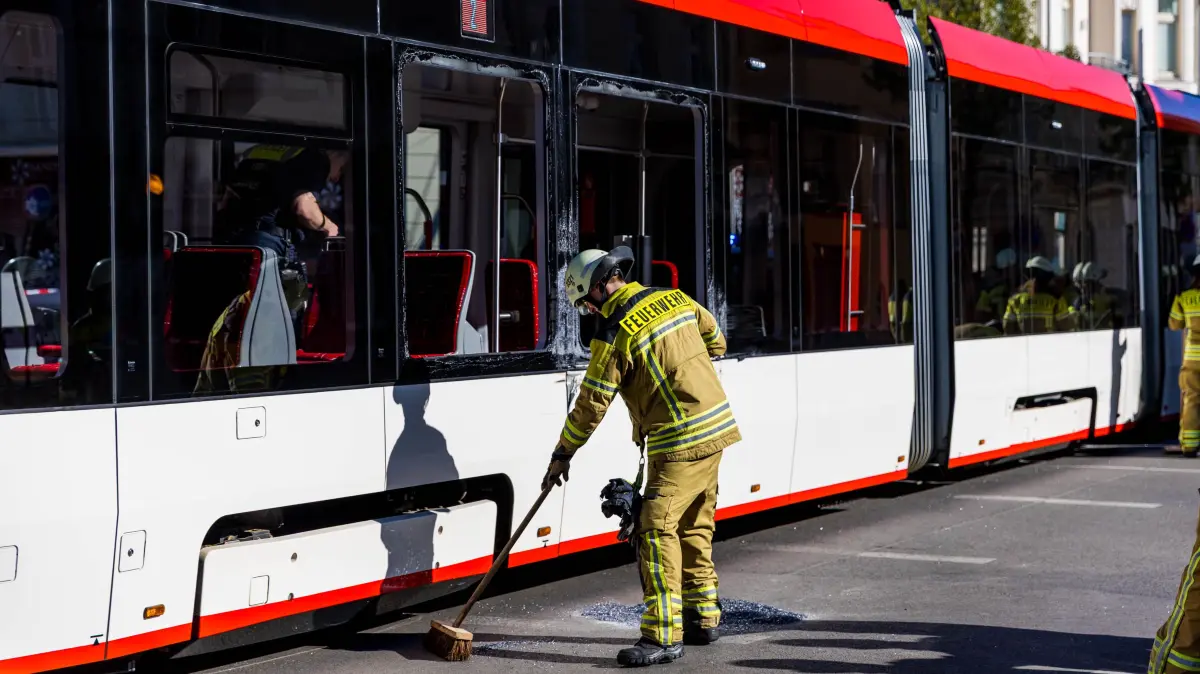 In Cottbus kam es zu einem Unfall zwischen einer Straßenbahn und einem Lkw.