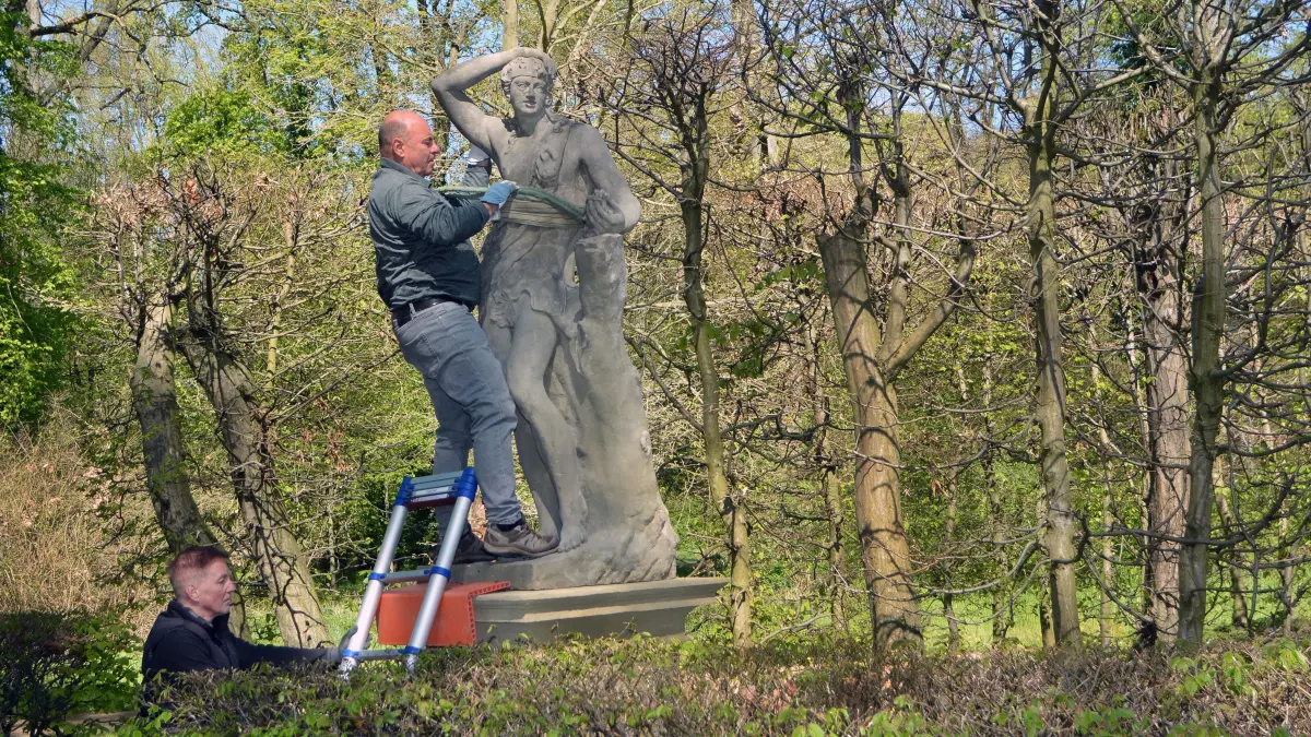 Steinmetzmeister und Restaurator Oliver Guhr stellt die Sandsteinfiguren im Schloss Altdöbern wieder auf.