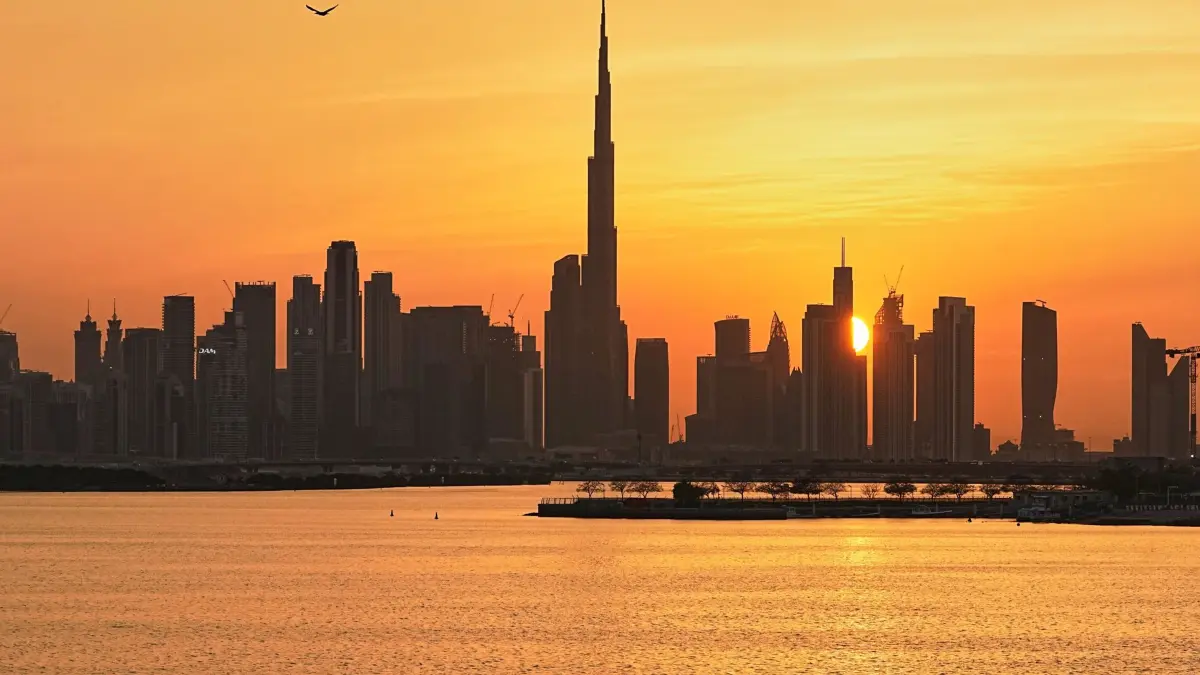 Skyline von Dubai: ARCHIV - 11.03.2026, Vereinigte Arabische Emirate, Dubai: Die Skyline von Dubai steht mit dem Burj Khalifa in der Mitte am Ufer des persischen Golfes. Foto: Fatima Shbair/AP/dpa +++ dpa-Bildfunk +++