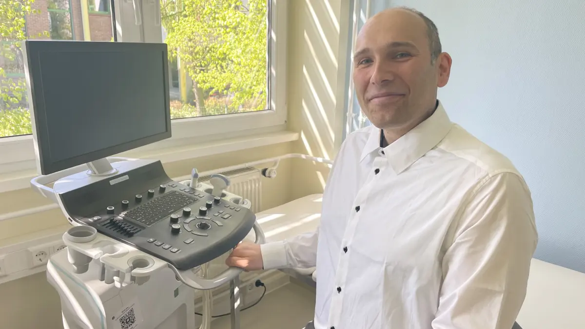 Christoph Rietschel an einem Ultraschallgerät in seiner neuen Praxis in Finsterwalde. Ein Schwerpunkt seiner Tätigkeit wird die Vorsorge bei Magen- und Darmerkrankungen sein.