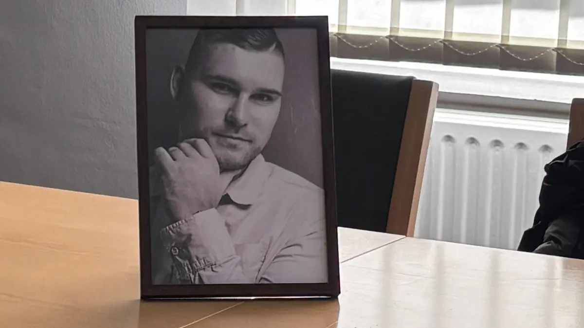Landgericht Cottbus: Vorletzter Tag im Prozess um den Tod des Polizisten Maximilian Stoppa in Lauchhammer. Die Mutter der Getöteten hat ein Foto ihres Sohnes im Gerichtssaal aufgestellt – unmittelbar gegenüber dem Angeklagten.