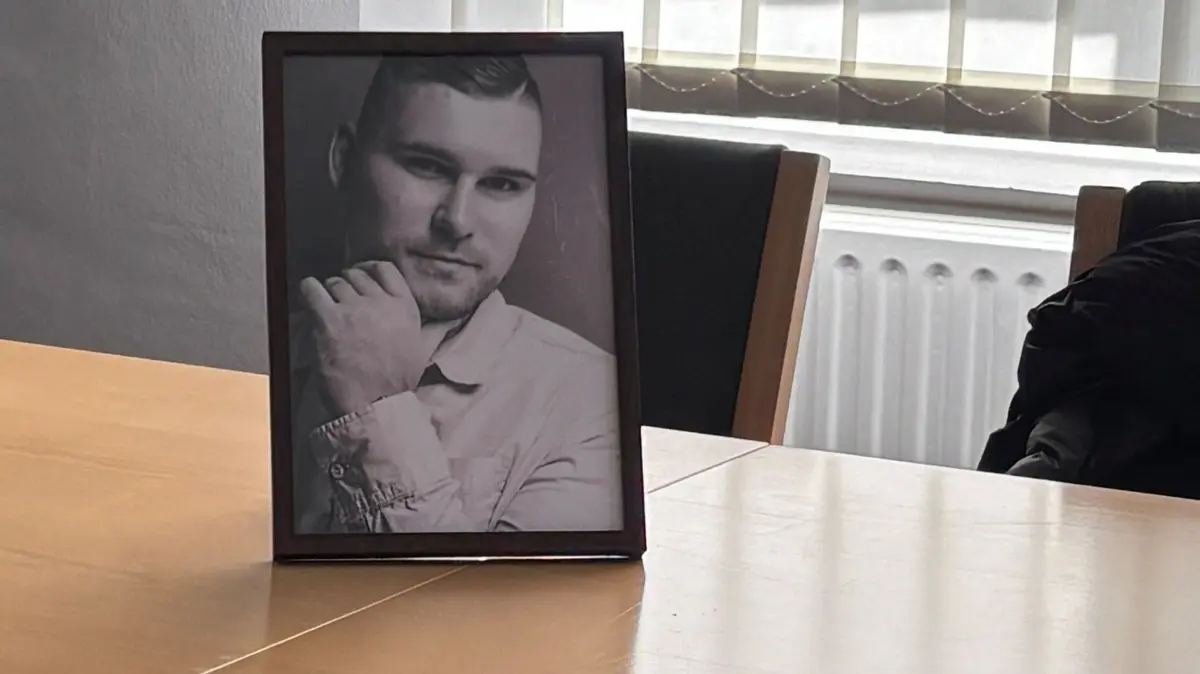 Landgericht Cottbus: Vorletzter Tag im Prozess um den Tod des Polizisten Maximilian Stoppa in Lauchhammer. Die Mutter der Getöteten hat ein Foto ihres Sohnes im Gerichtssaal aufgestellt – unmittelbar gegenüber dem Angeklagten.