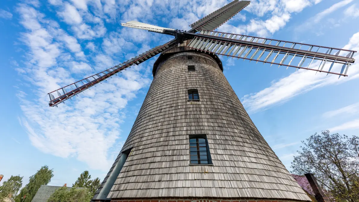 Die Holländerwindmühle in Straupitz wird vor dem Start des Deutschen Mühlentages von der Morgensonne beschienen. Die Mühle hat - wie hunderte anderer Mühlen - an diesem Tag zum Deutschen Mühlentag eingeladen. +++ dpa-Bildfunk +++