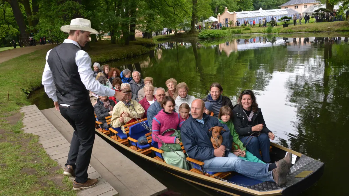 Gartenfestival Branitz : Gartenfestival rund um die historische Schloßgärtnerei in Branitz
Immer wieder ein Erlebnis: Eine Gondelfahrt wie zu Pücklers Zeiten durch den Branitzer Park.
Foto: Michael Helbig/mih1